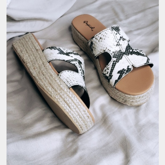 Shoes - 🆕️//The Trish// Snake print cutout Sandal